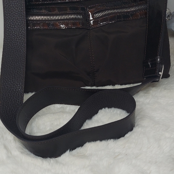 Brighton Brown Messenger Bag with Adjustable Strap and Multi-Functional Design - Picture 7 of 9